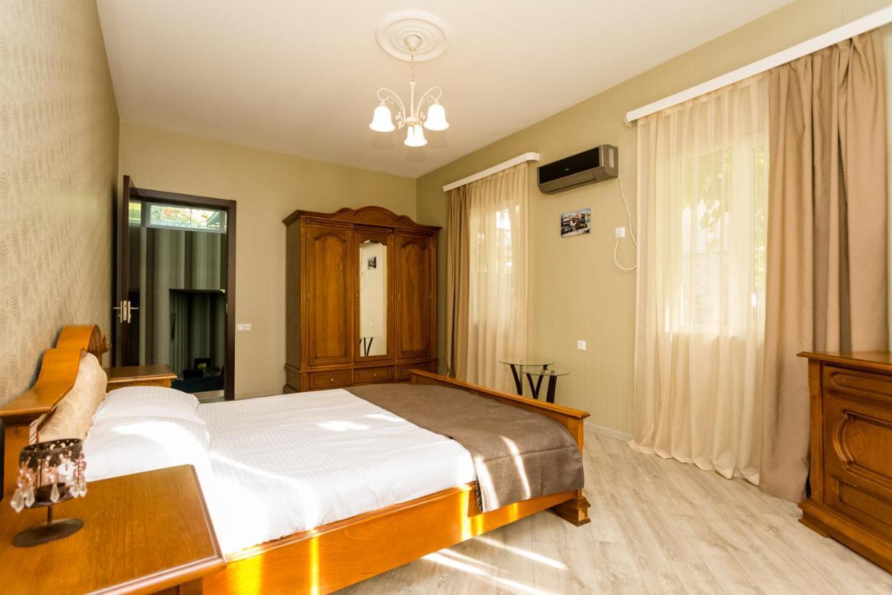 Rustaveli Two Bedroom Apartment With 5 Star Location Tbilisi Exterior photo